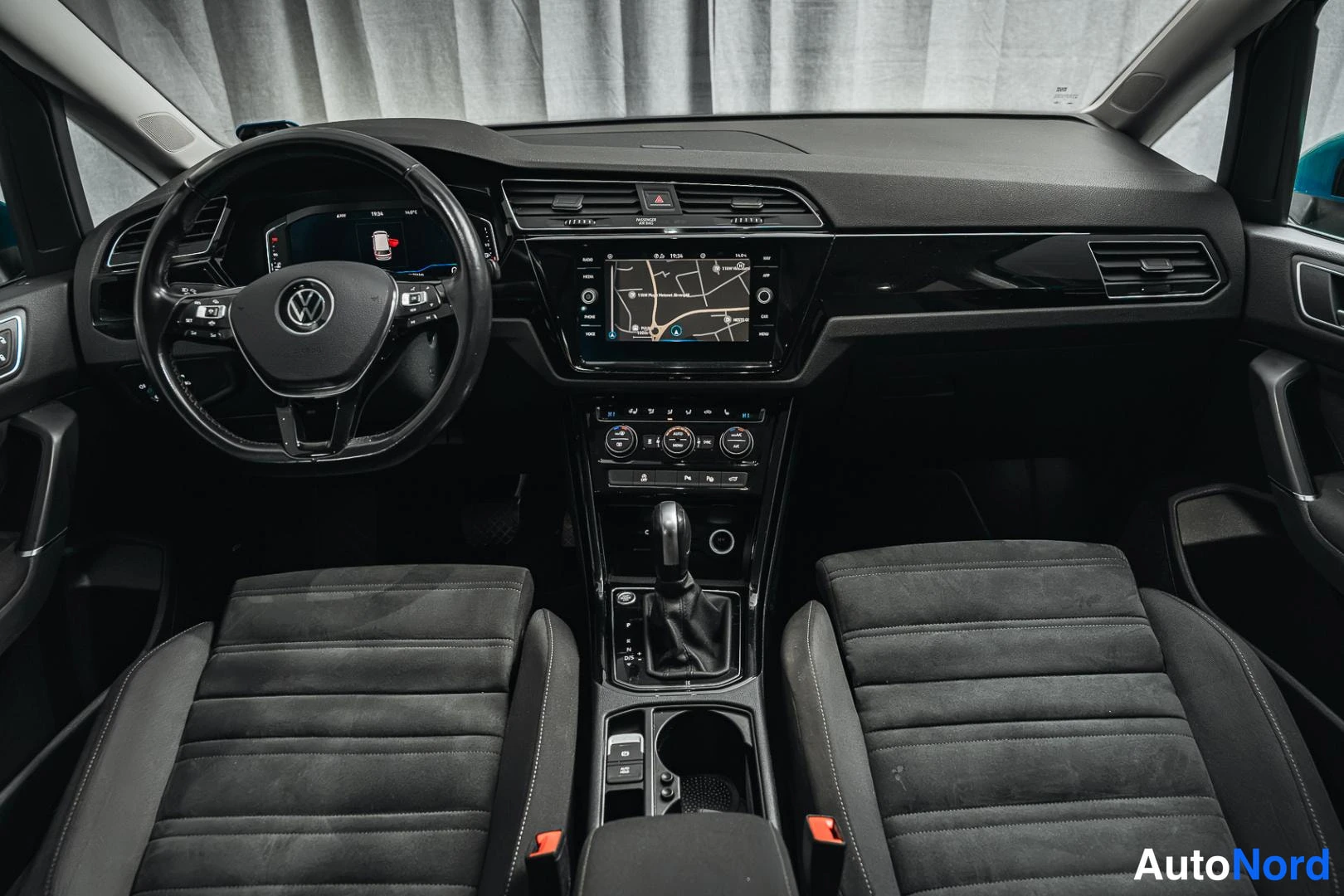Muu: Volkswagenin tumma ohjaamo etuselta: Mercedes-merkkinen ratto... Volkswagen-merkkinen ratto, digitaalinen mittaristo, kosketusnäyttö-navigaatio ja kaksi etuistu