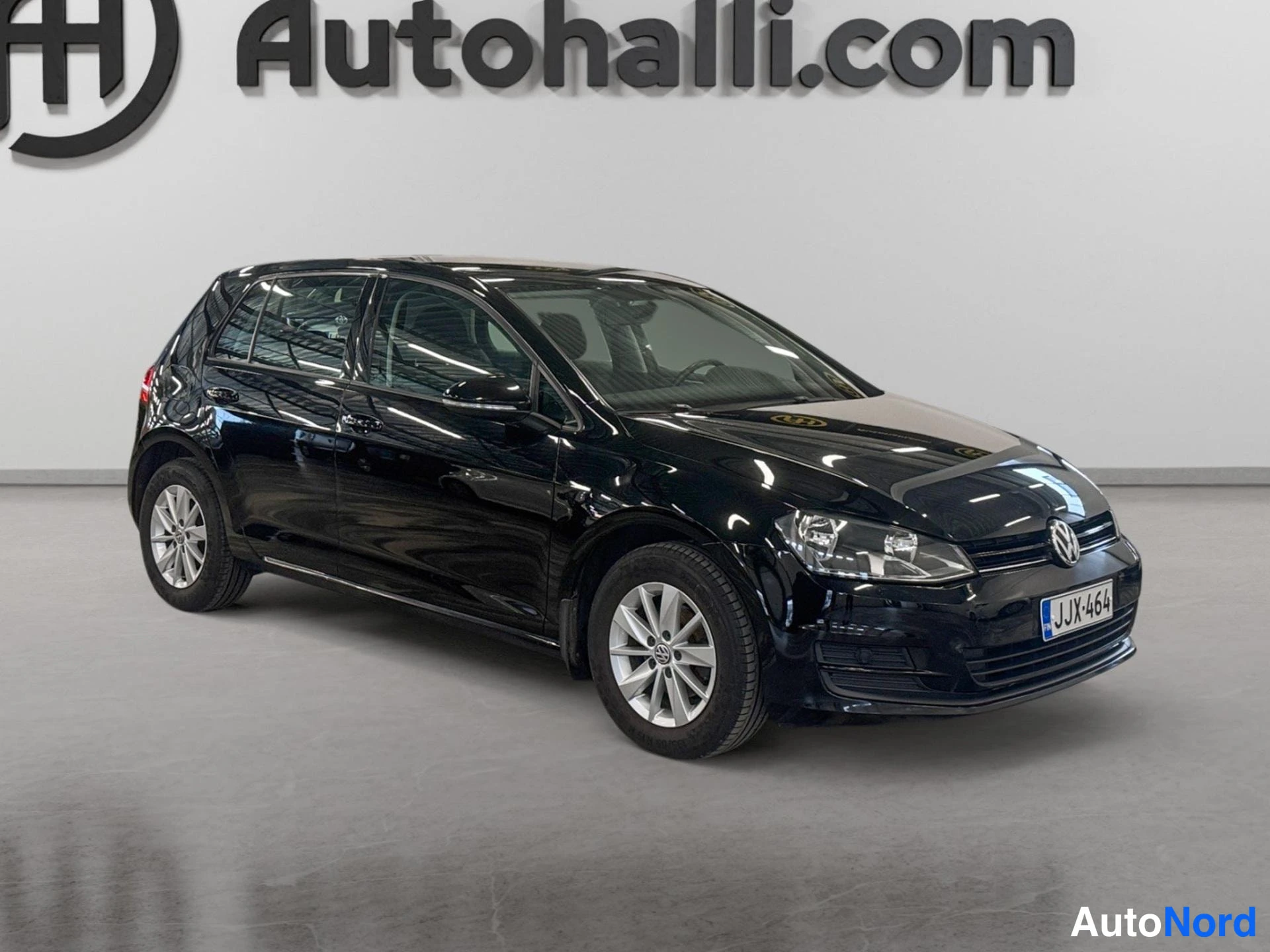 Etuviisto, nokka oikealle: Mustan Volkswagen Golf -henkilöauton etukulmakuva oikealta, rekisterikilpi.