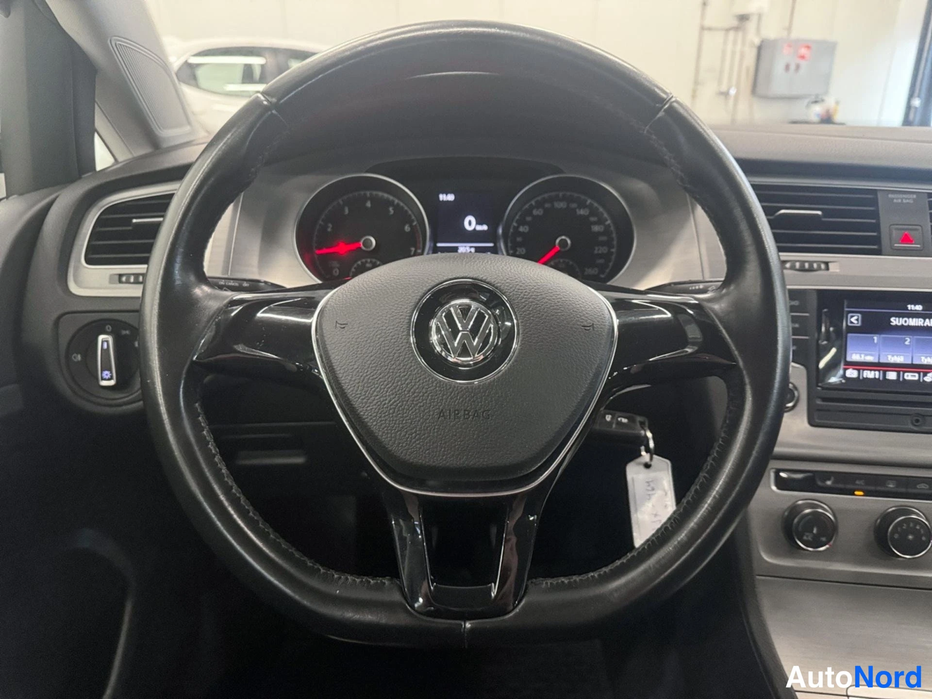 Yksityiskohta: Ohjauspyörä ja mittaristo: VW-emblemia ja Airbag-merkintä ohjauspyörässä, näytöllä 0 km/h ja 285.5 km.