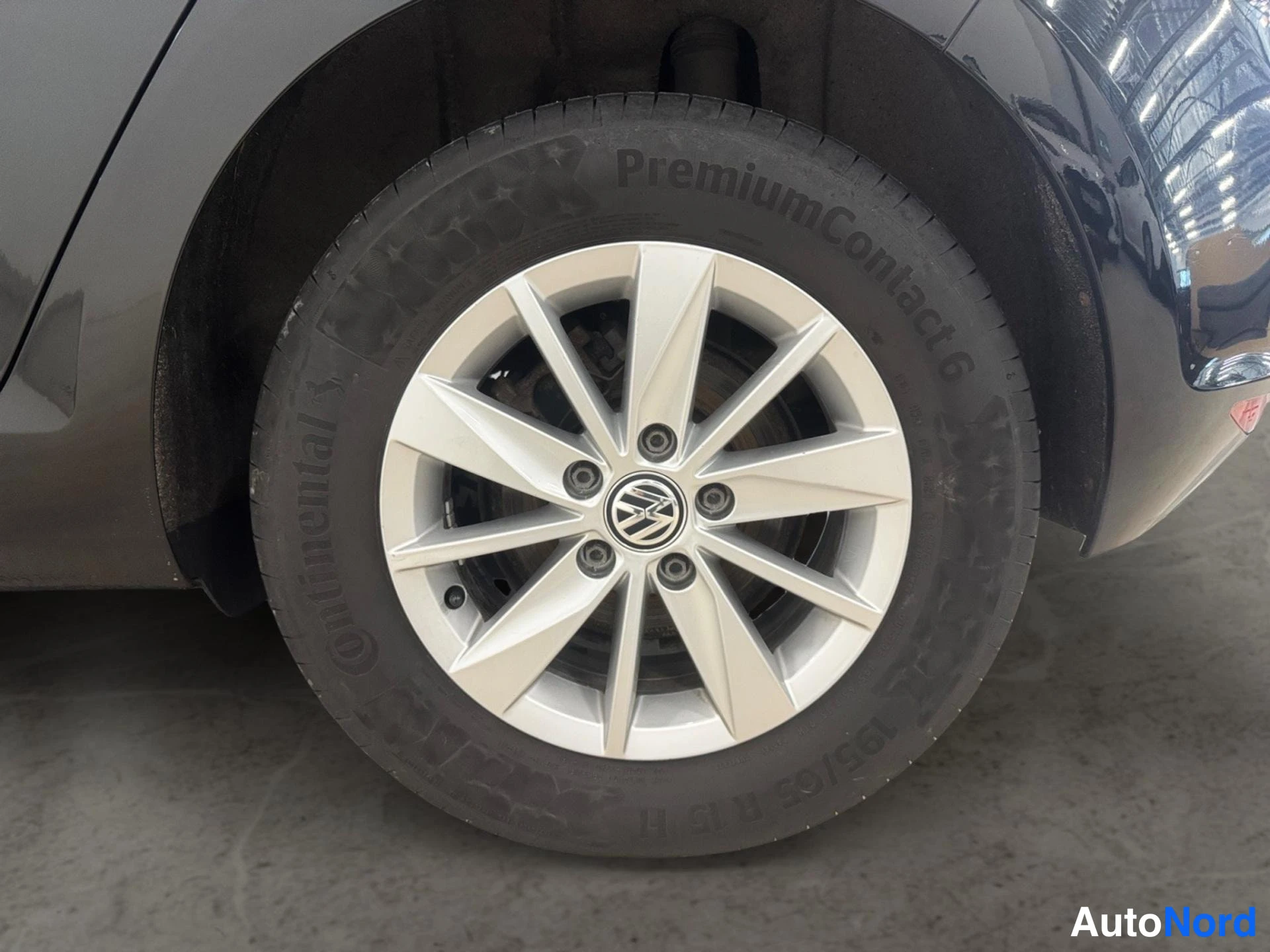 Sivulta: Volkswagenin hopeavanne aitapiiri rengas Continental PremiumContact 6.