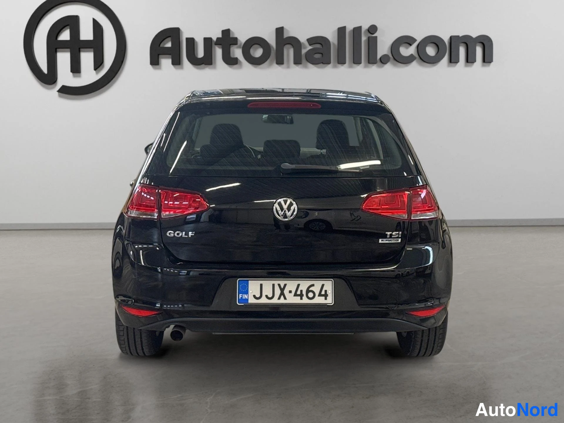 Takaa: Mustan Volkswagen Golgin takaosa suoraan takaa, GOLF- ja TSI-embleemit näkyvissä, rekisteritunnus.