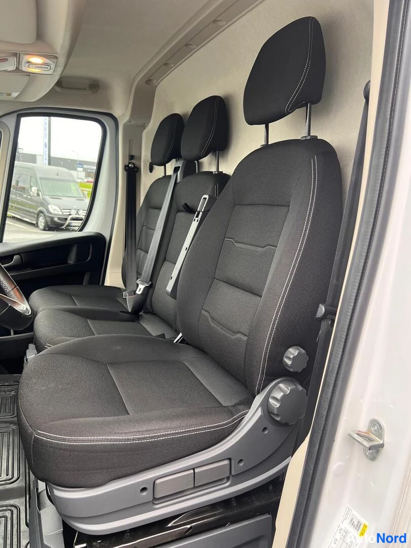 Valkoinen Toyota Proace 2025, etuistuimet, kuva 10