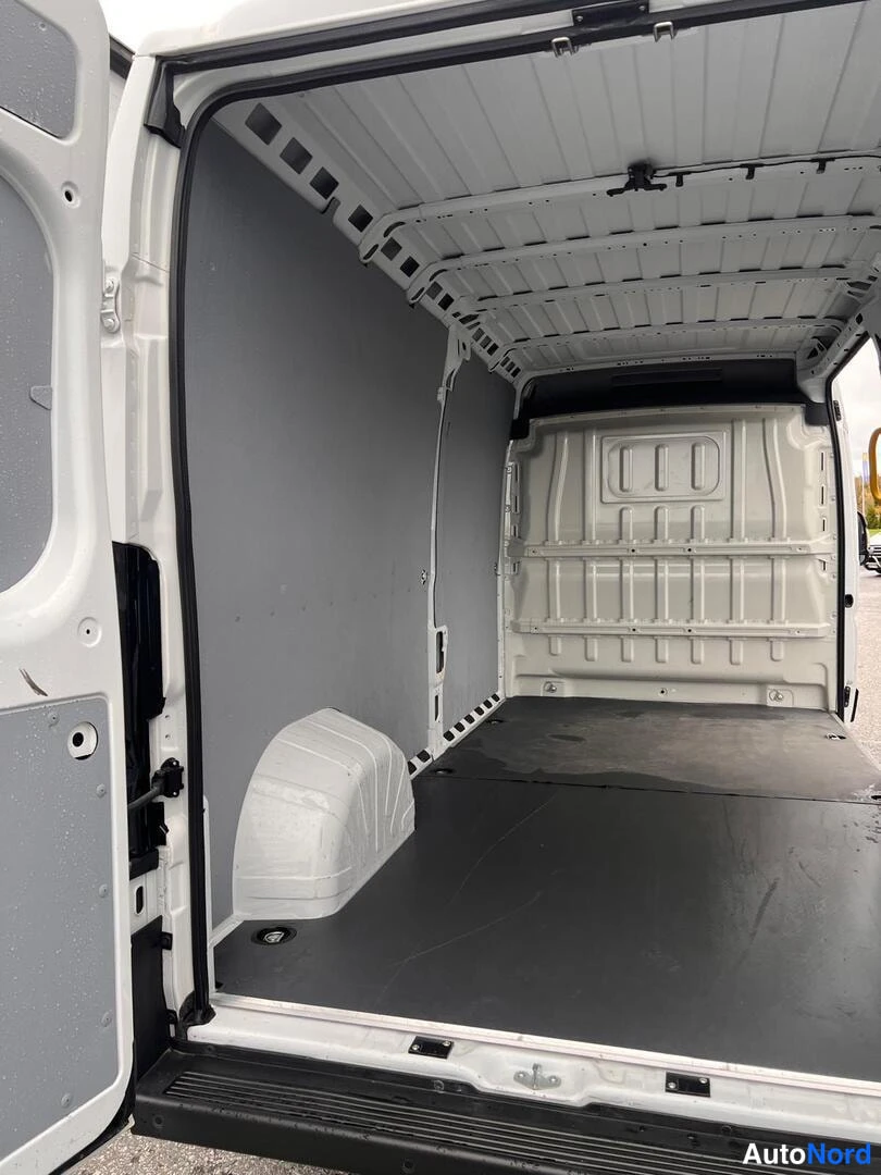 Valkoinen Toyota Proace 2025, tavaratila, kuva 15