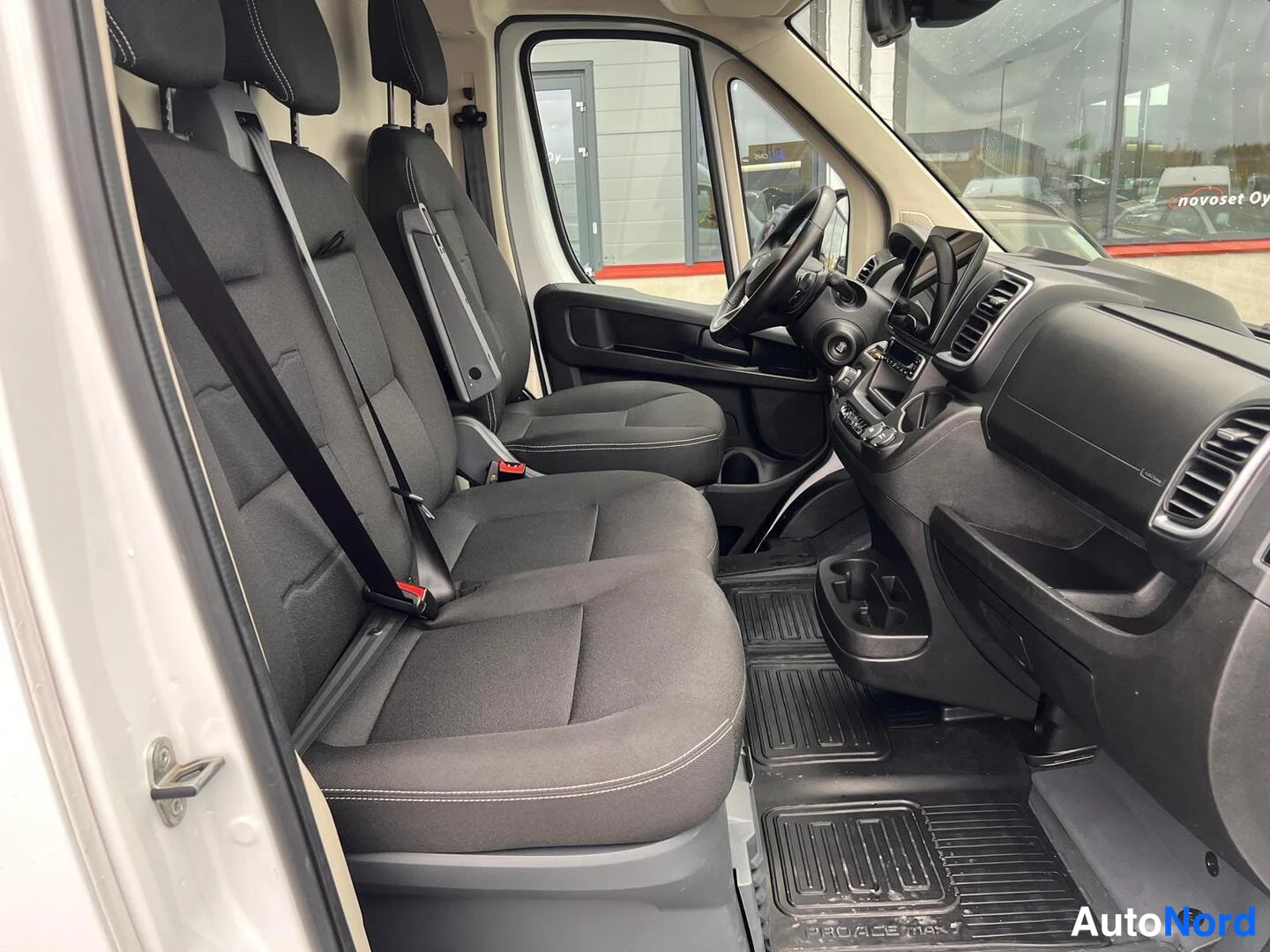 Valkoinen Toyota Proace 2025, etuistuimet, kuva 11