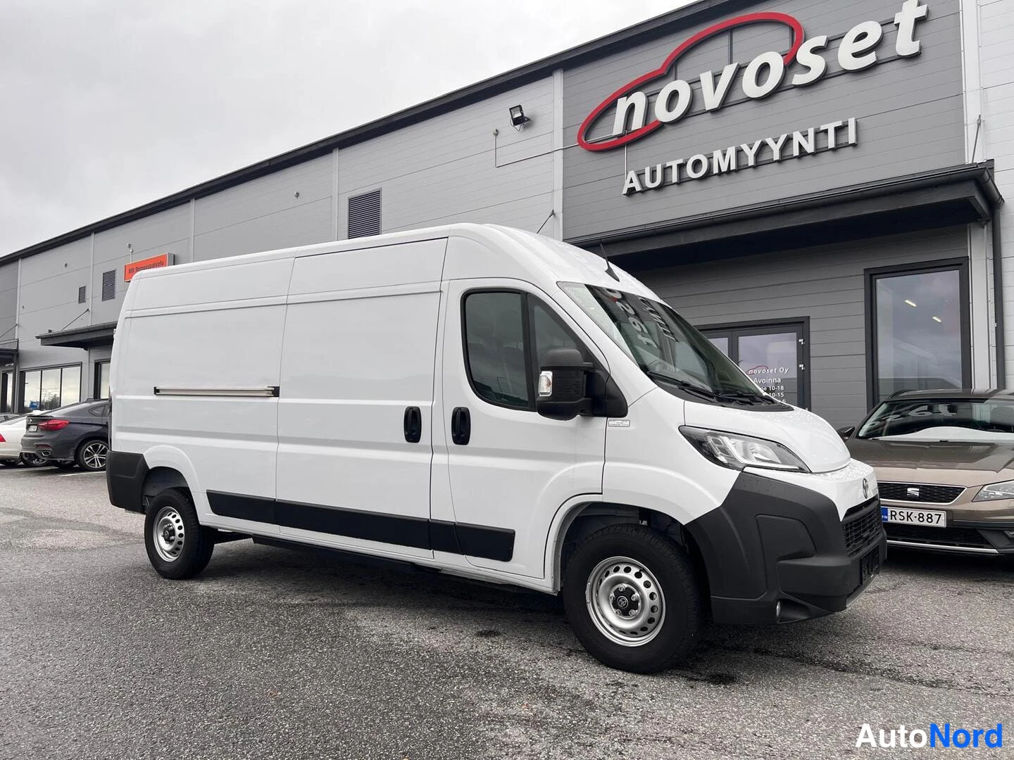 Valkoinen Toyota Proace 2025, etuviisto, keula oikealle, kuva 3