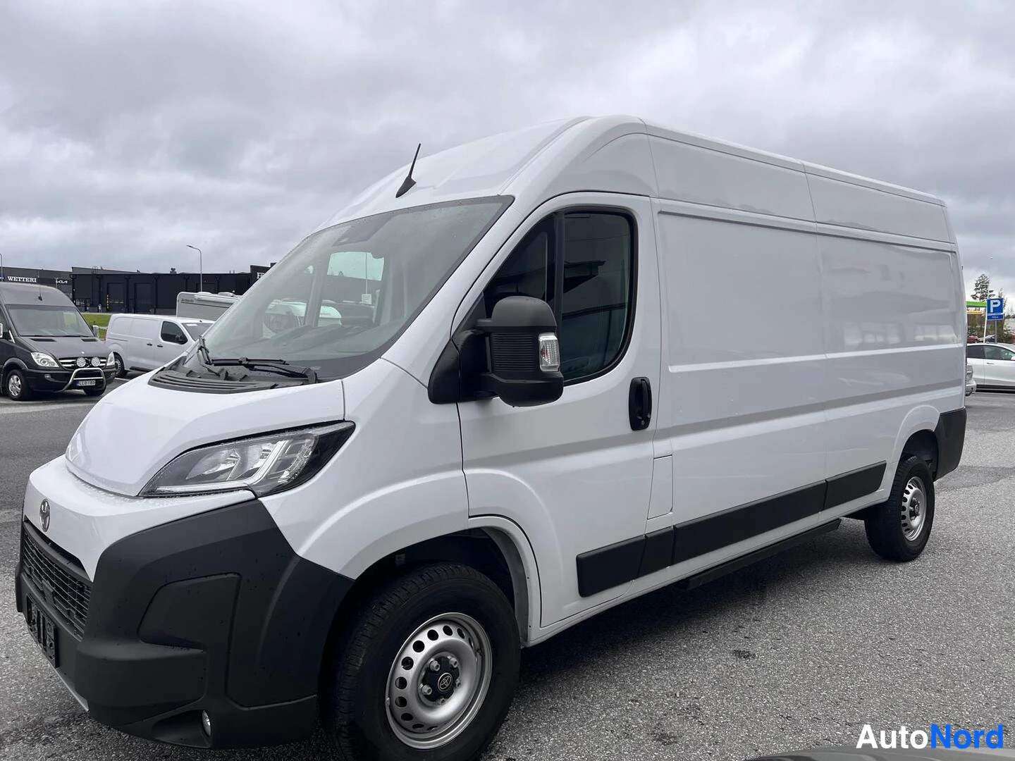 Valkoinen Toyota Proace 2025, etuviisto, keula vasemmalle, kuva 2
