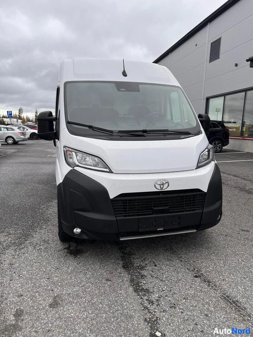Valkoinen Toyota Proace 2025, edestä, kuva 4