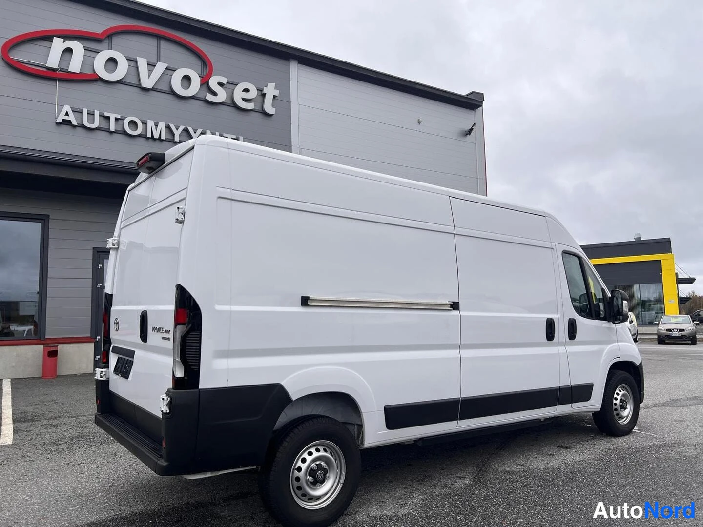 Valkoinen Toyota Proace 2025, takaviisto, kuva 5