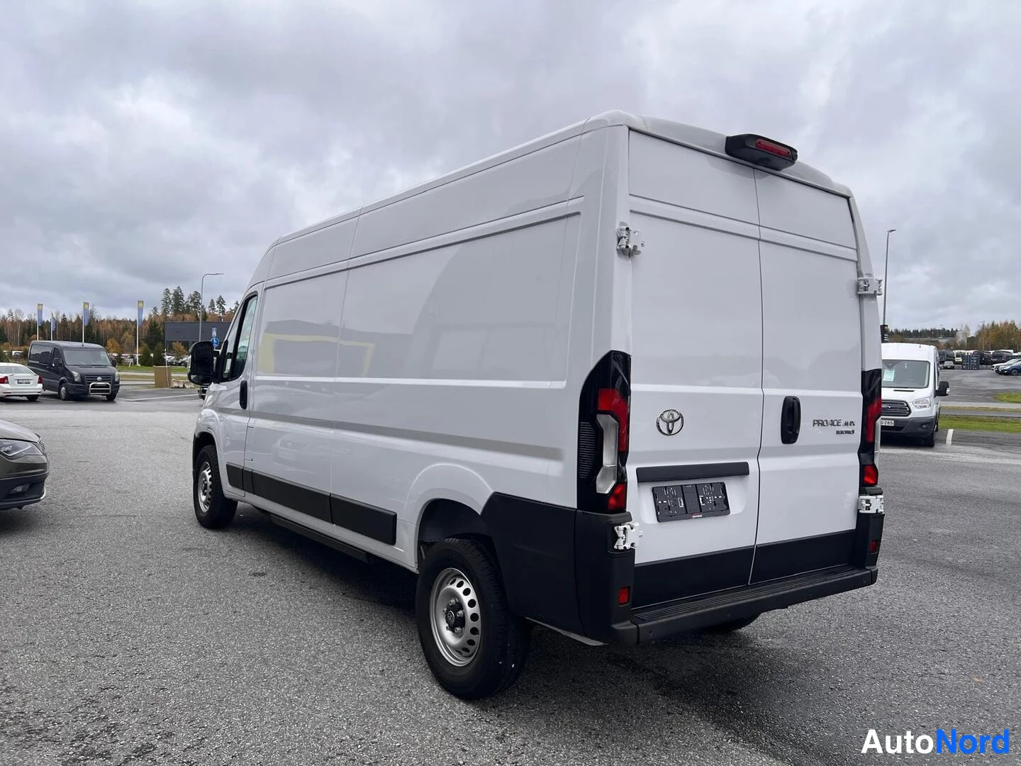Valkoinen Toyota Proace 2025, takaviisto, kuva 6