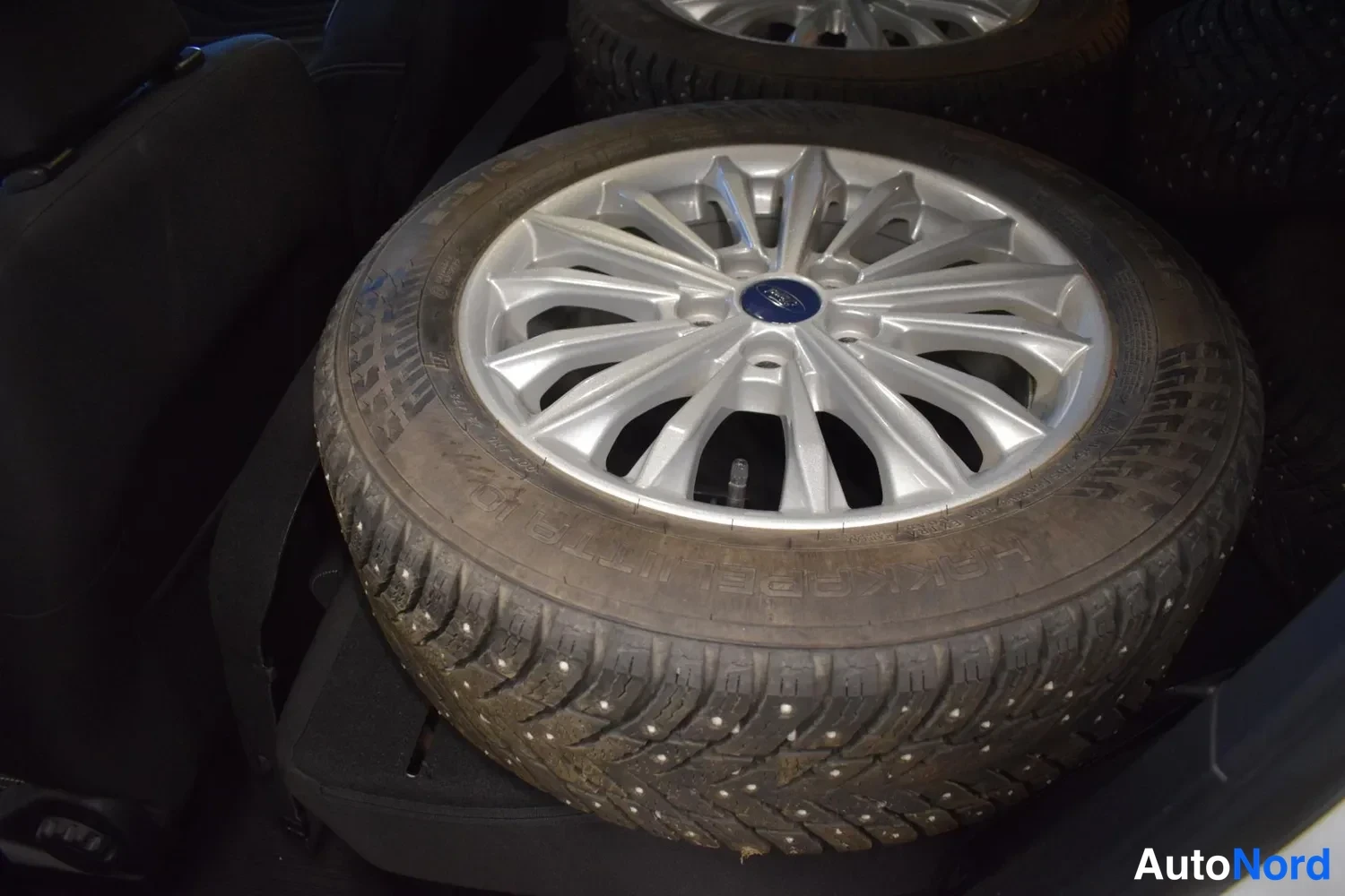 Muu: Nastarengas Ford-alkuvannella alustalla autossa, Hakkapeliitta R3 SUV -rengas.
