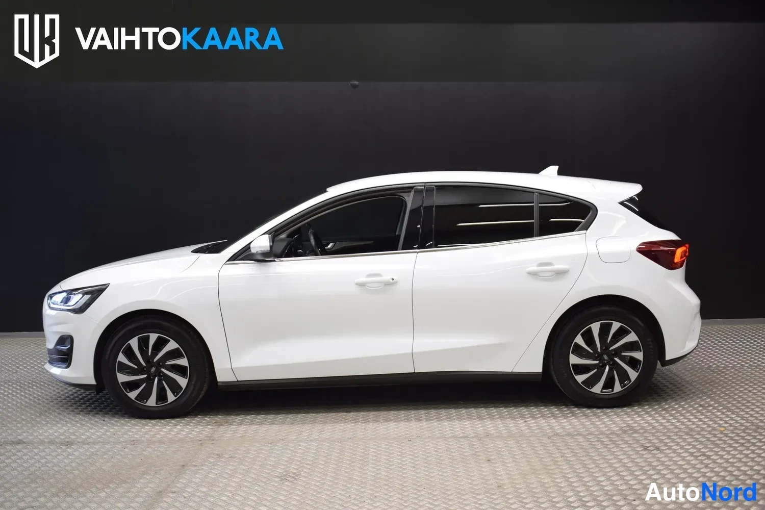 Valkoinen Ford Focus 2023, sivulta, kuva 5