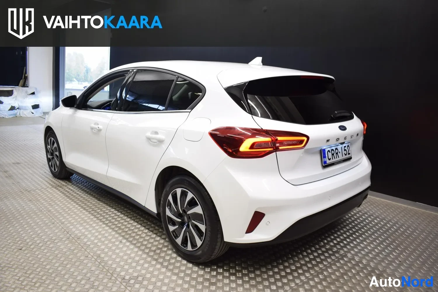 Valkoinen Ford Focus 2023, takaviisto, kuva 6
