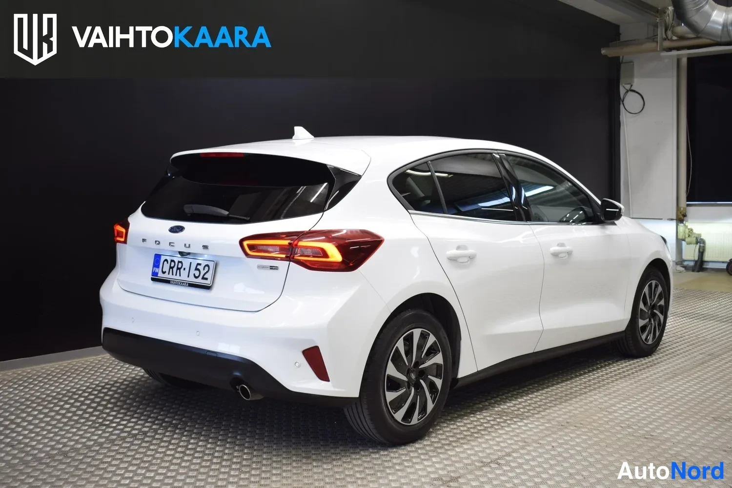 Valkoinen Ford Focus 2023, takaviisto, kuva 7