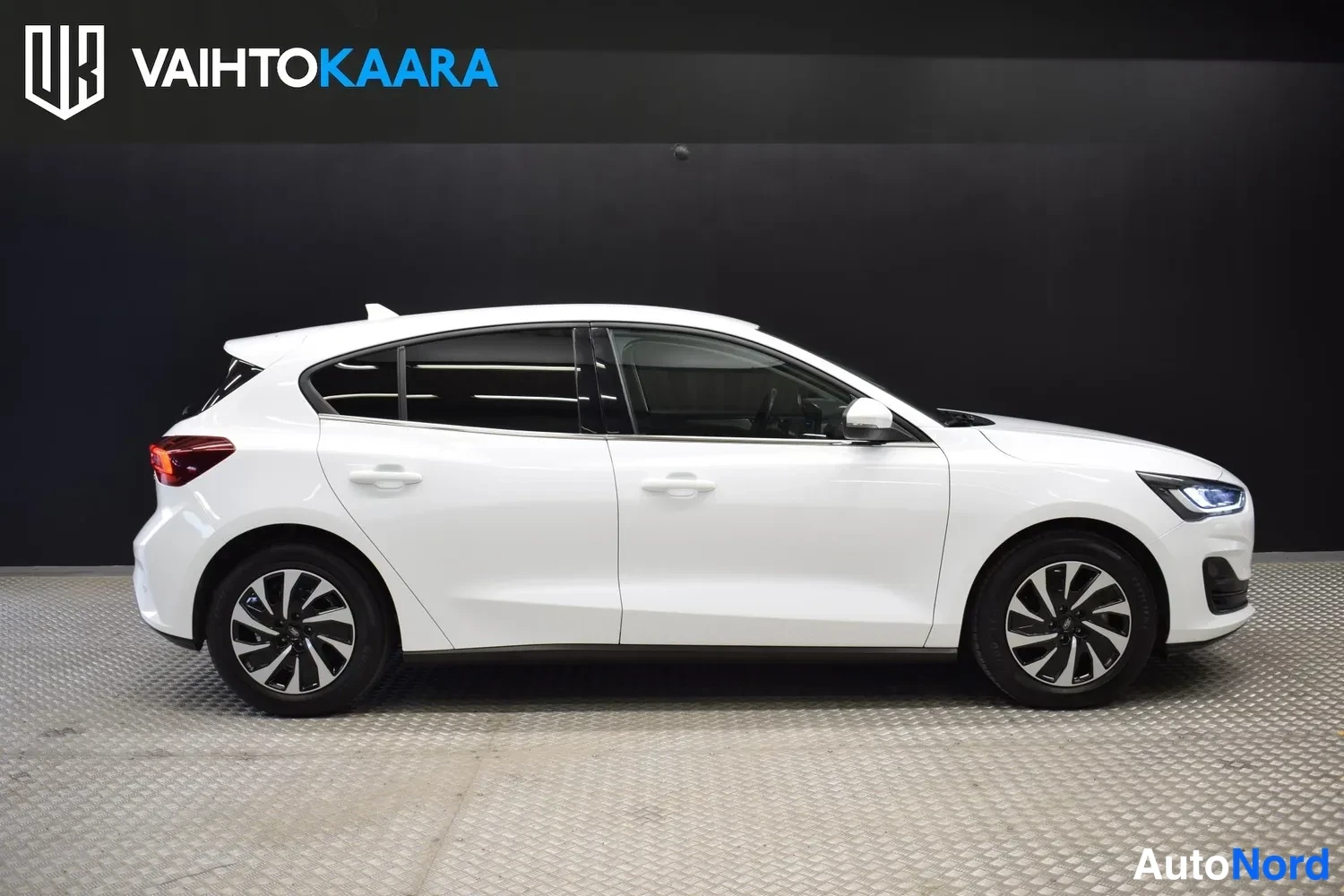 Valkoinen Ford Focus 2023, etuviisto, keula oikealle, kuva 3