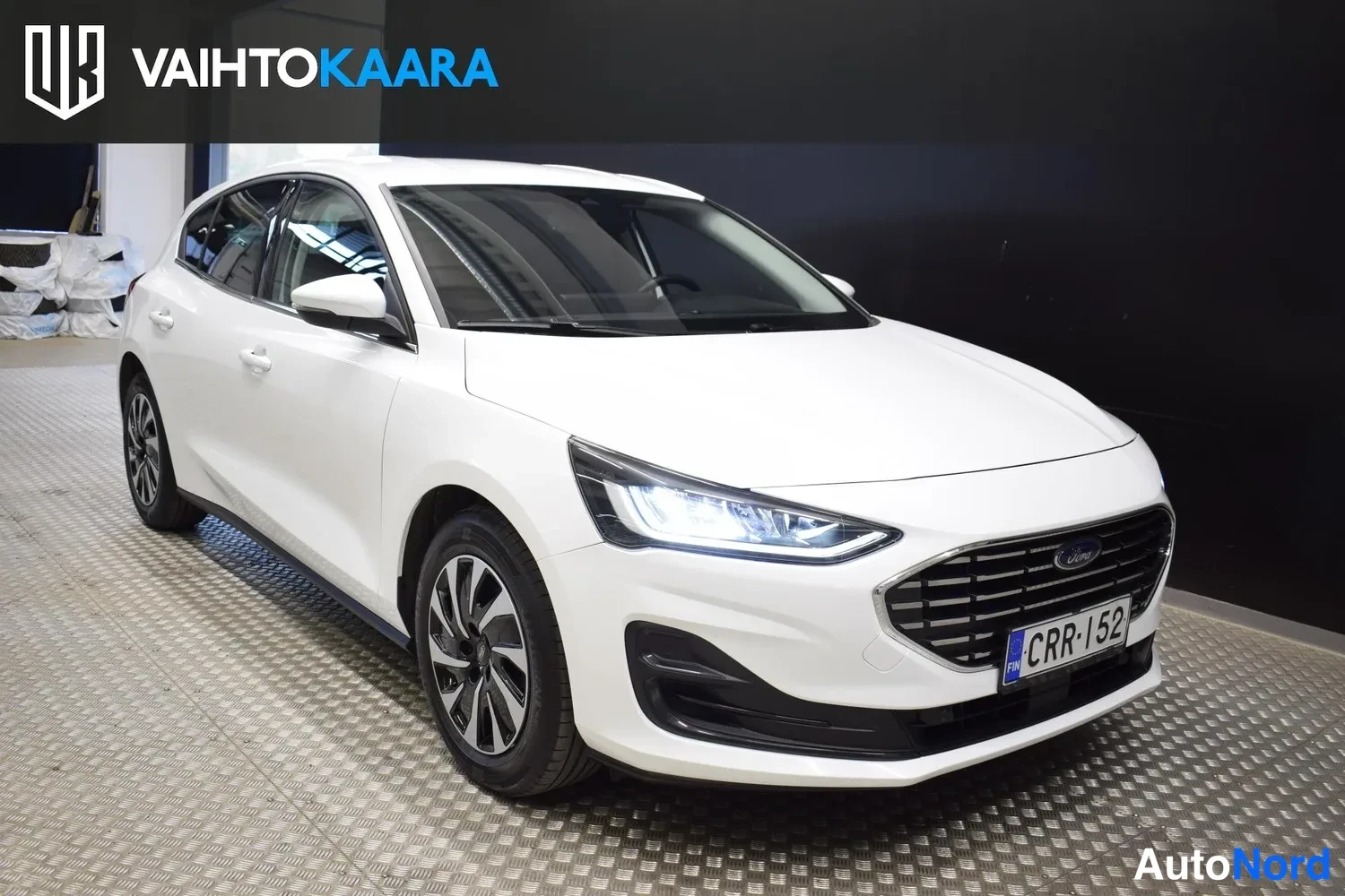 Valkoinen Ford Focus 2023, etuviisto, keula oikealle, kuva 4