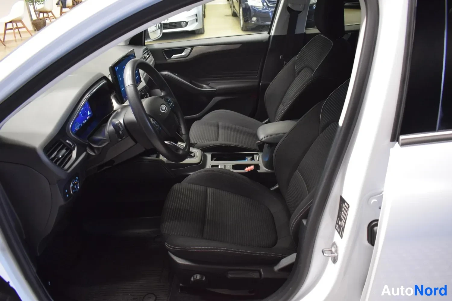Valkoinen Ford Focus 2023, ohjaamo, kuva 12