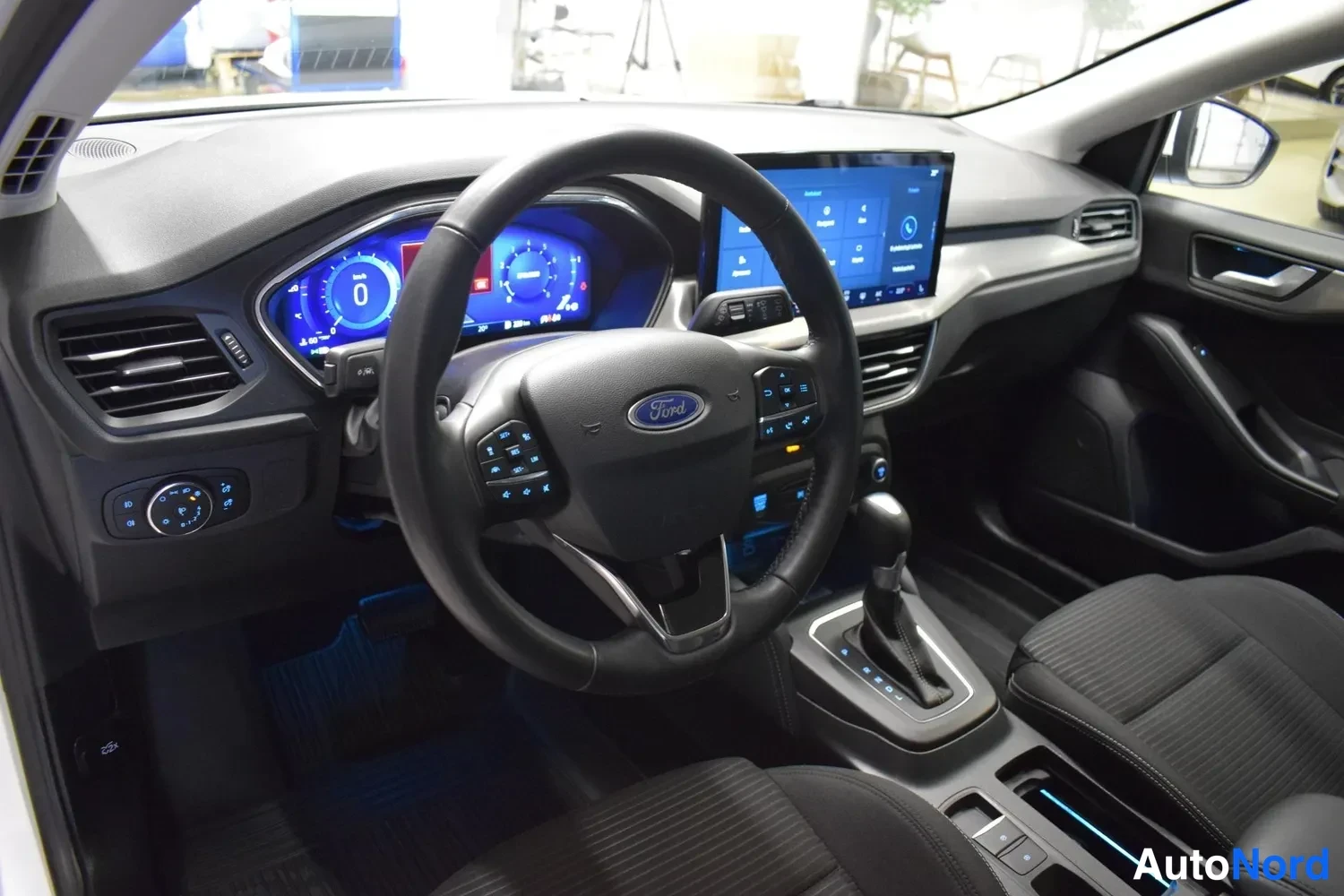 Valkoinen Ford Focus 2023, ohjaamo, kuva 13