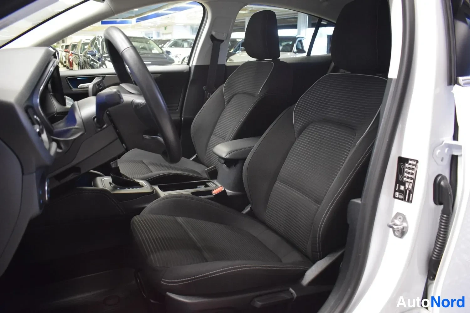 Valkoinen Ford Focus 2023, etuistuimet, kuva 14