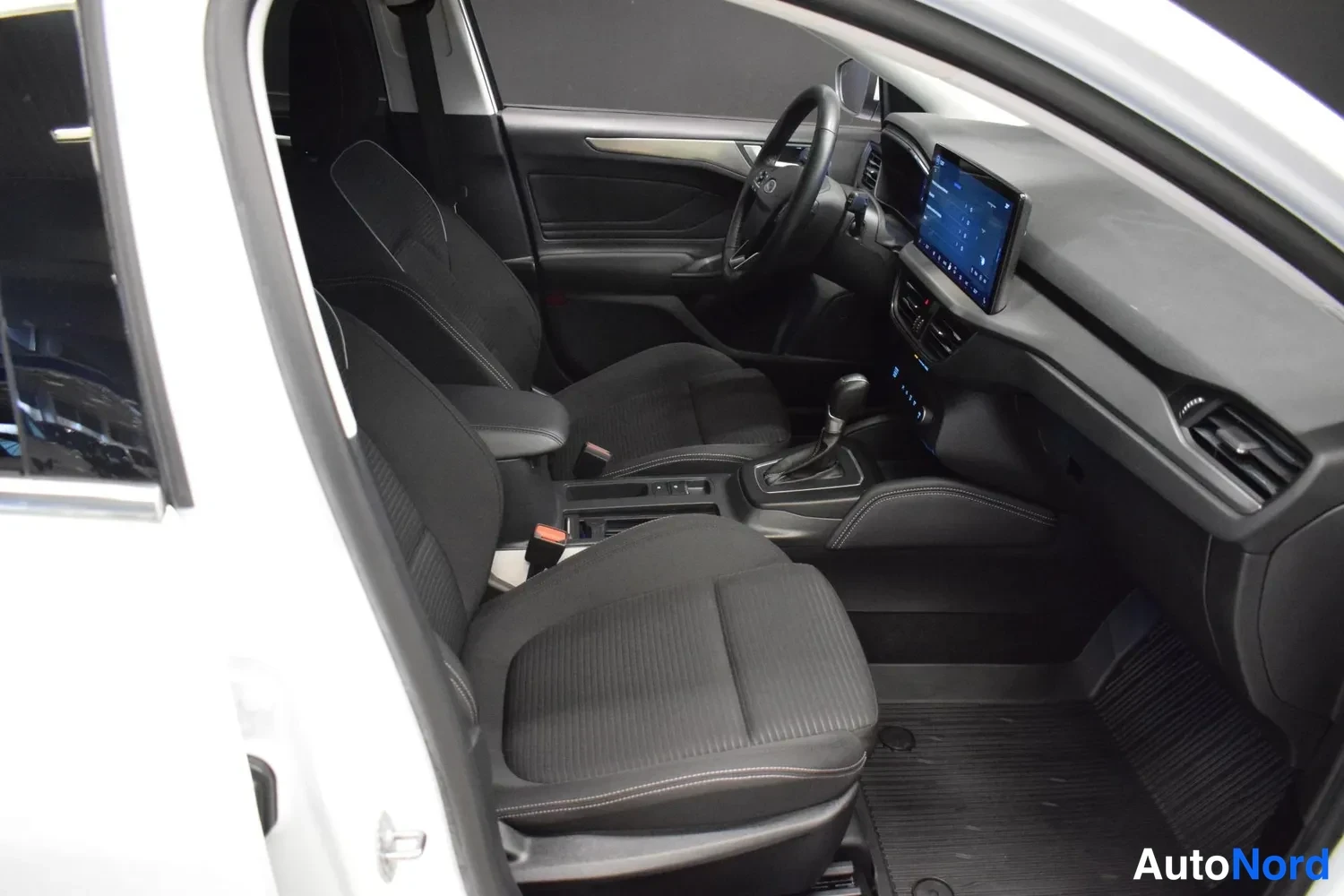 Valkoinen Ford Focus 2023, etuistuimet, kuva 15