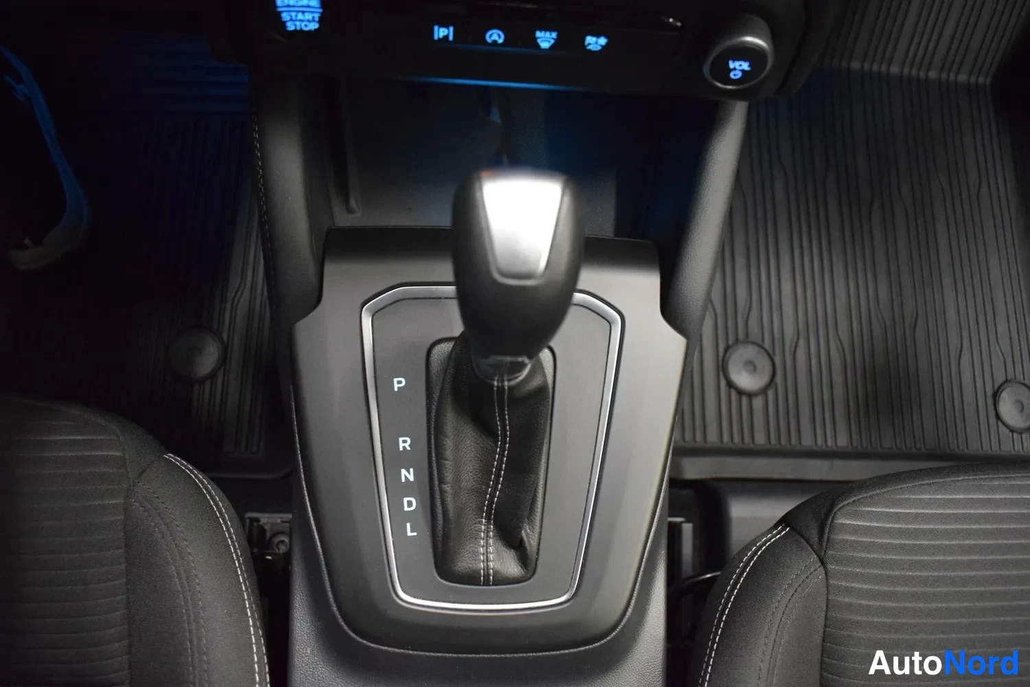 Valkoinen Ford Focus 2023, yksityiskohta, kuva 17