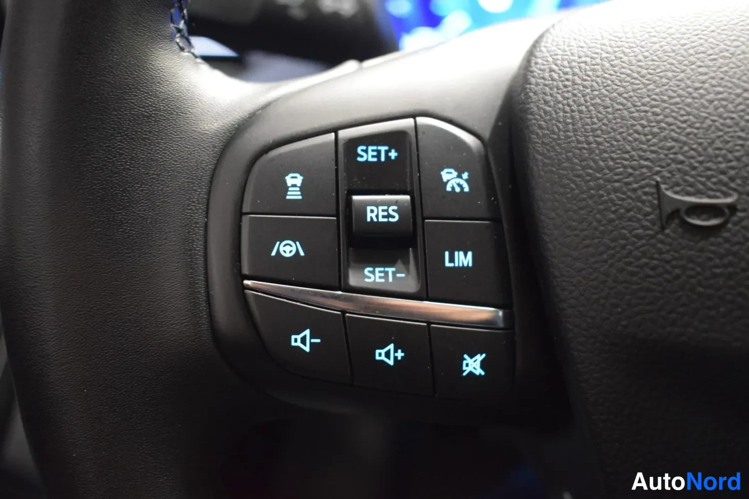 Valkoinen Ford Focus 2023, yksityiskohta, kuva 25