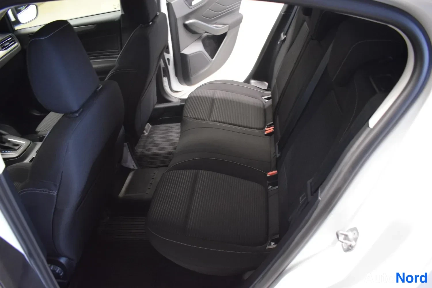 Valkoinen Ford Focus 2023, takaistuimet, kuva 16