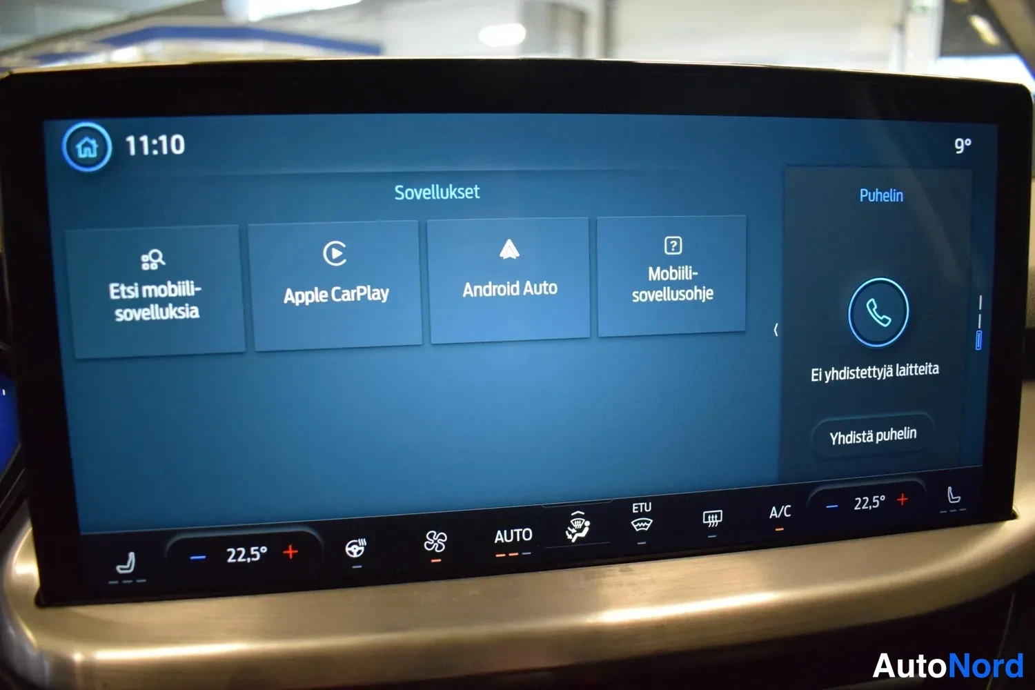 Ohjaamo: Kosketusnäyttö näyttää sovellusvalikon, johon kuuluvat Apple CarPlay ja Android Auto.