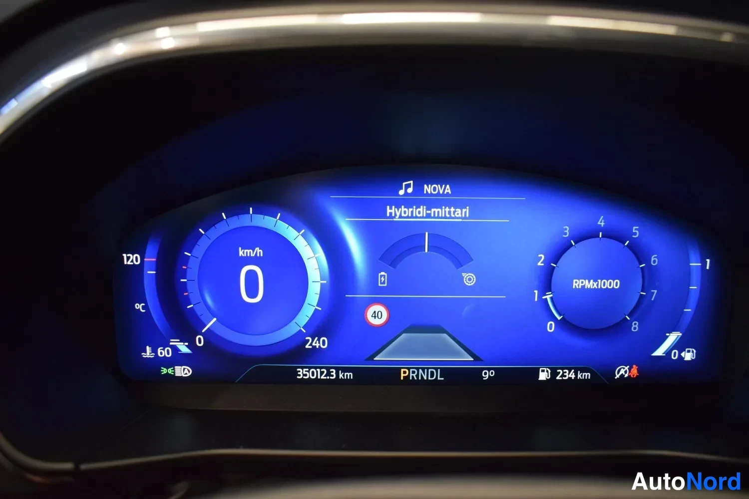 Muu: Digitaalinen mittaristo näyttää 0 km/h nopeutta, HYBRIDI-MITTARI-näkymää ja matkamittarin lukemaa 35012,3 km.
