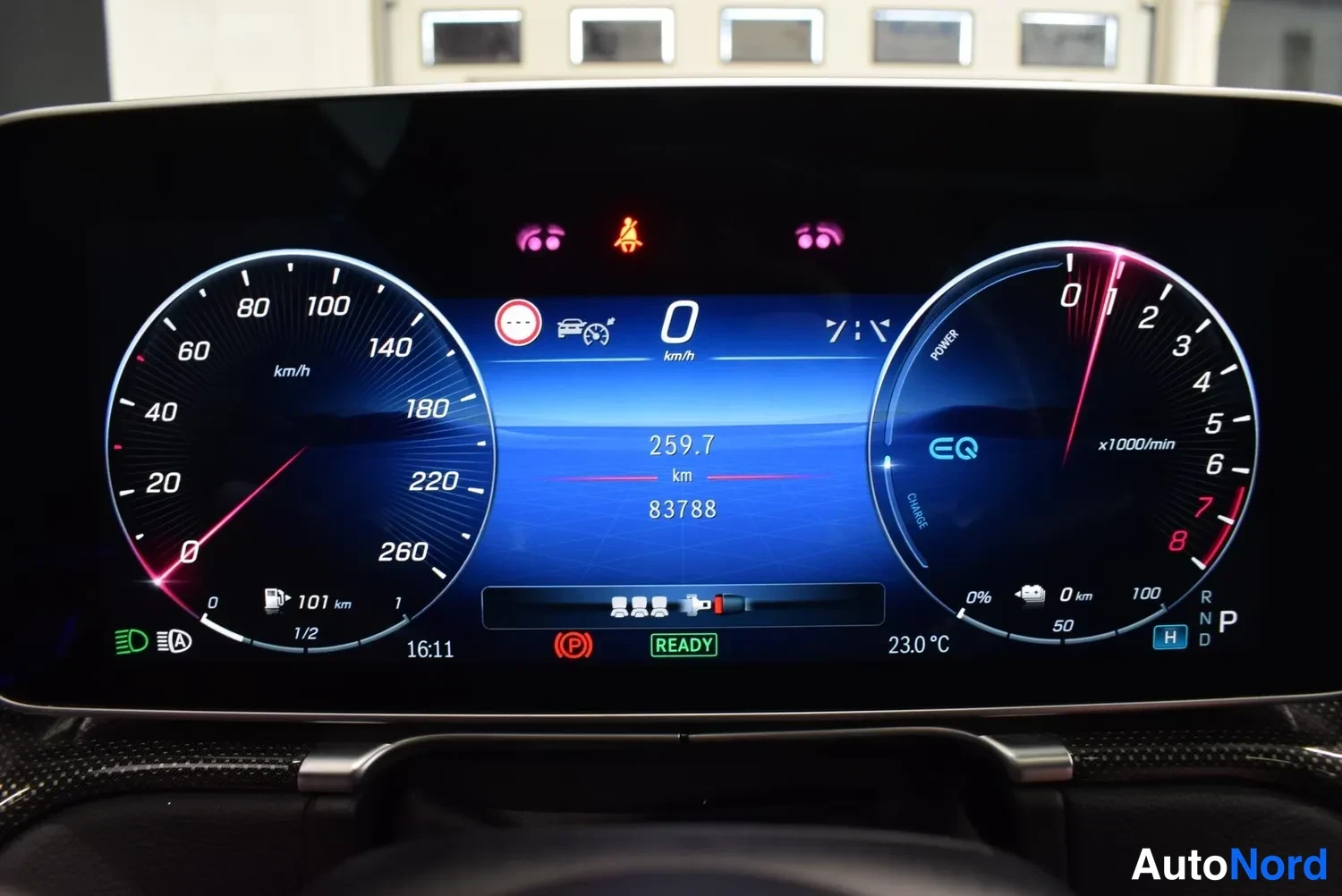 Muu: Mercedes-Benzin digitaalinen mittaristo: nopeusmittari ja EQ-tehomittari, matkamittari 83 788 km, vara-alueilmaisin ja READY-merkki.