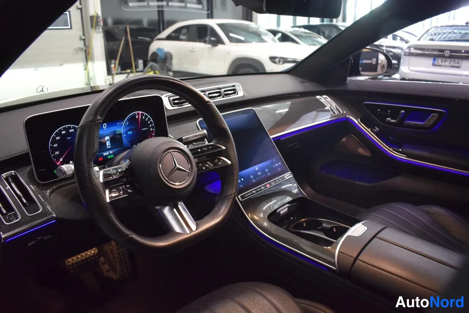 Muu: Mercedes-ohjauspyörä, digitaalinen mittaristo ja keskikonsolin näyttö.