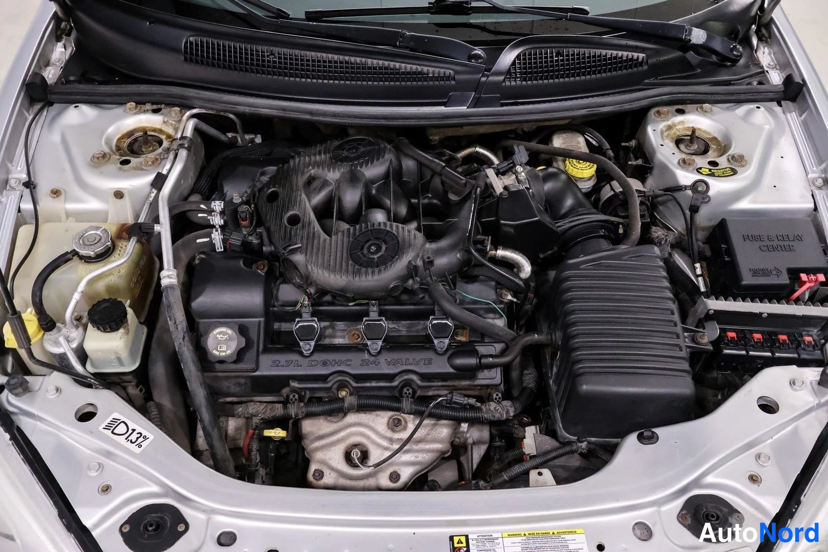 Muu: Avattu moottoritila: 2.7L DOHC 24 VALVE -moottori, ilmansuodatinlaatikko, sulakerasia ja jäähdytinnesteiden säiliöt.