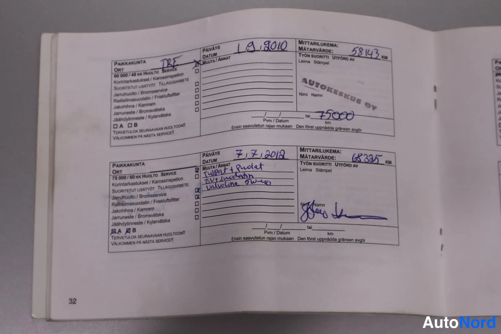 Yksityiskohta: Huoltokirjan sivu 32, jonka merkinnät: 60 000 / 48 kk Huolto, päiväys 1.9.2010, mittarilukema 5843 km, paikkakunta TBE, leima Autokeskus OY; ja 75 000 / 60 kk H