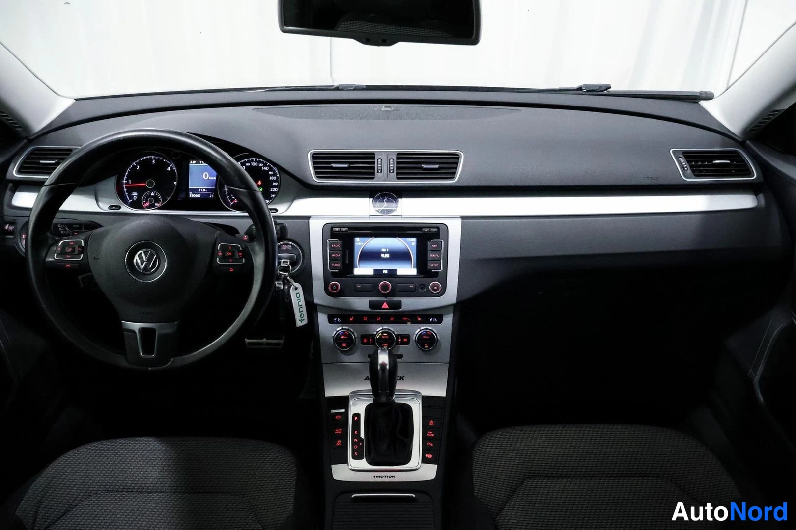 Muu: Ohjaamo suoraan edestä: Volkswagen-ohjauspyörä, mittaristo, keskitunnelin radio ja automaattivaihteiston valitsin, tummat kangasistuimet.