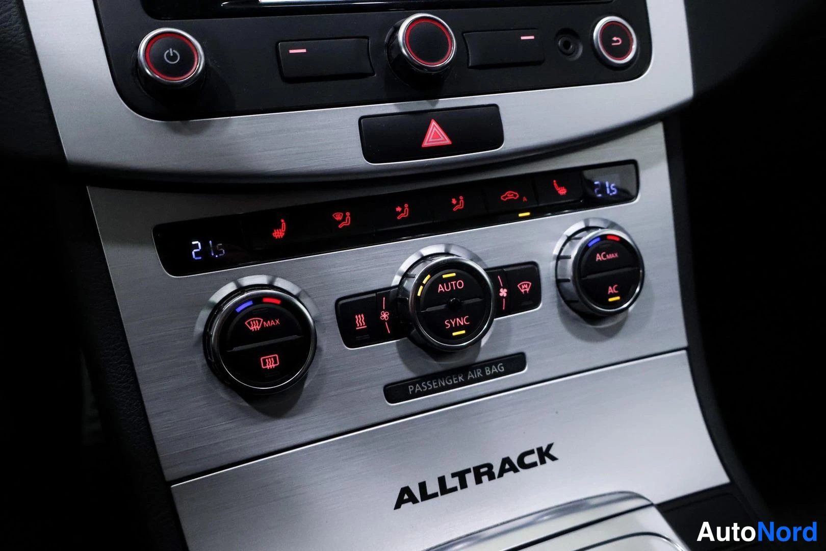 Muu: Keskinippu: kaksivaiheinen ilmastointi AUTO/SYNC-käynnillä, merkintä ALLTRACK.
