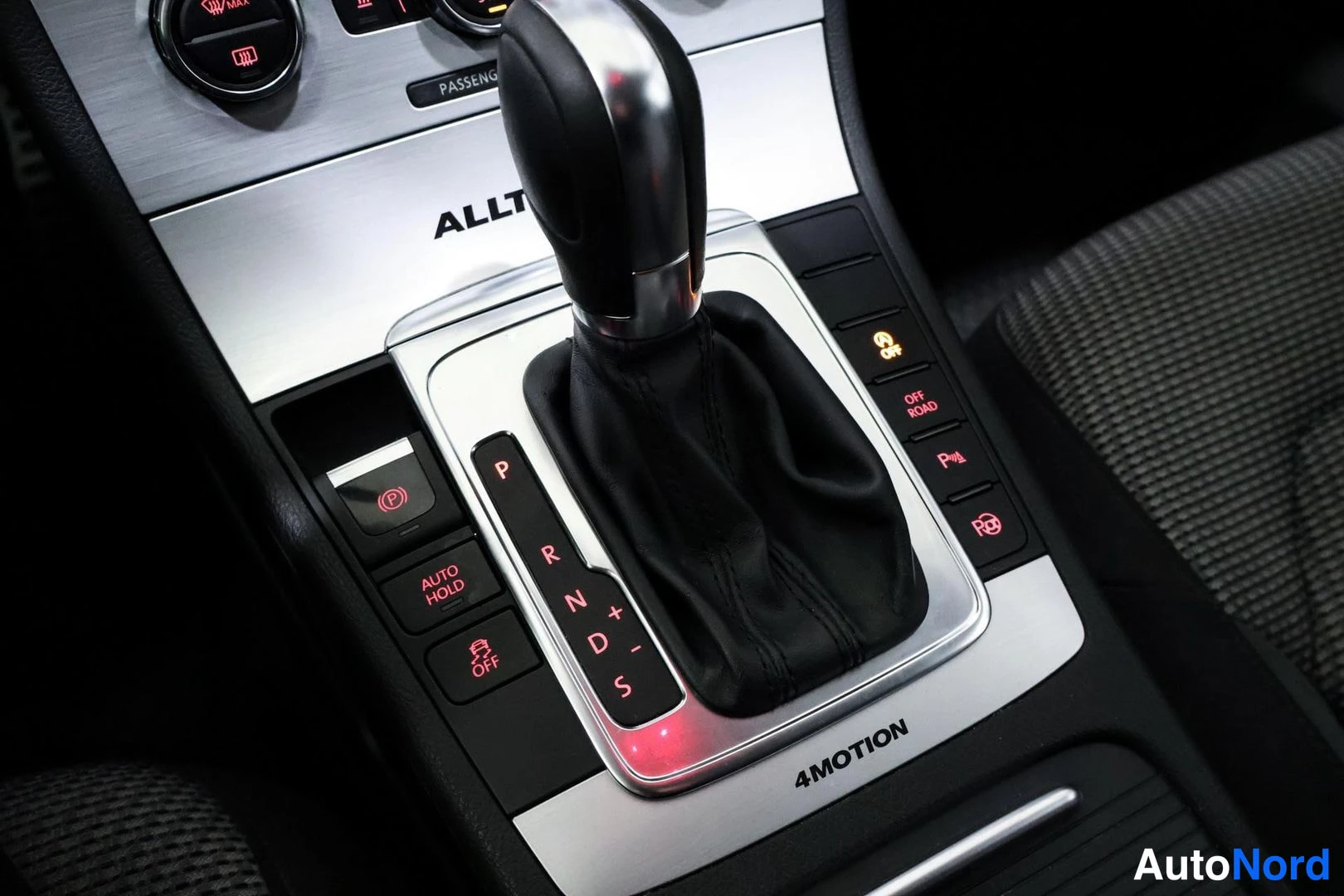 Muu: Automaattivaihteen valitsin, merkintä 4MOTION.