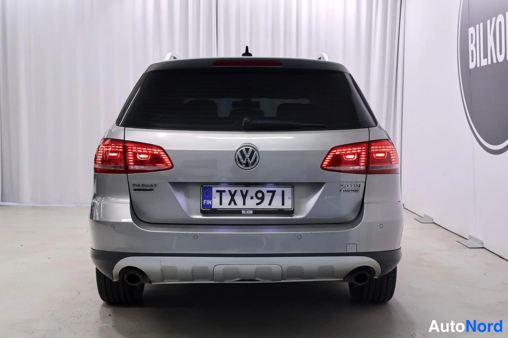 Takaa: Volkswagen Passat Variantin peräsuora takaa kuvattuna, rekisterikilpi ja Punaiset takavalot.