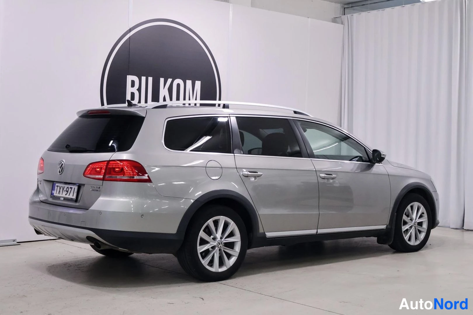 Takaviisto: Volkswagen Passat -farmari takaviistosta, hopeinen koriväri.