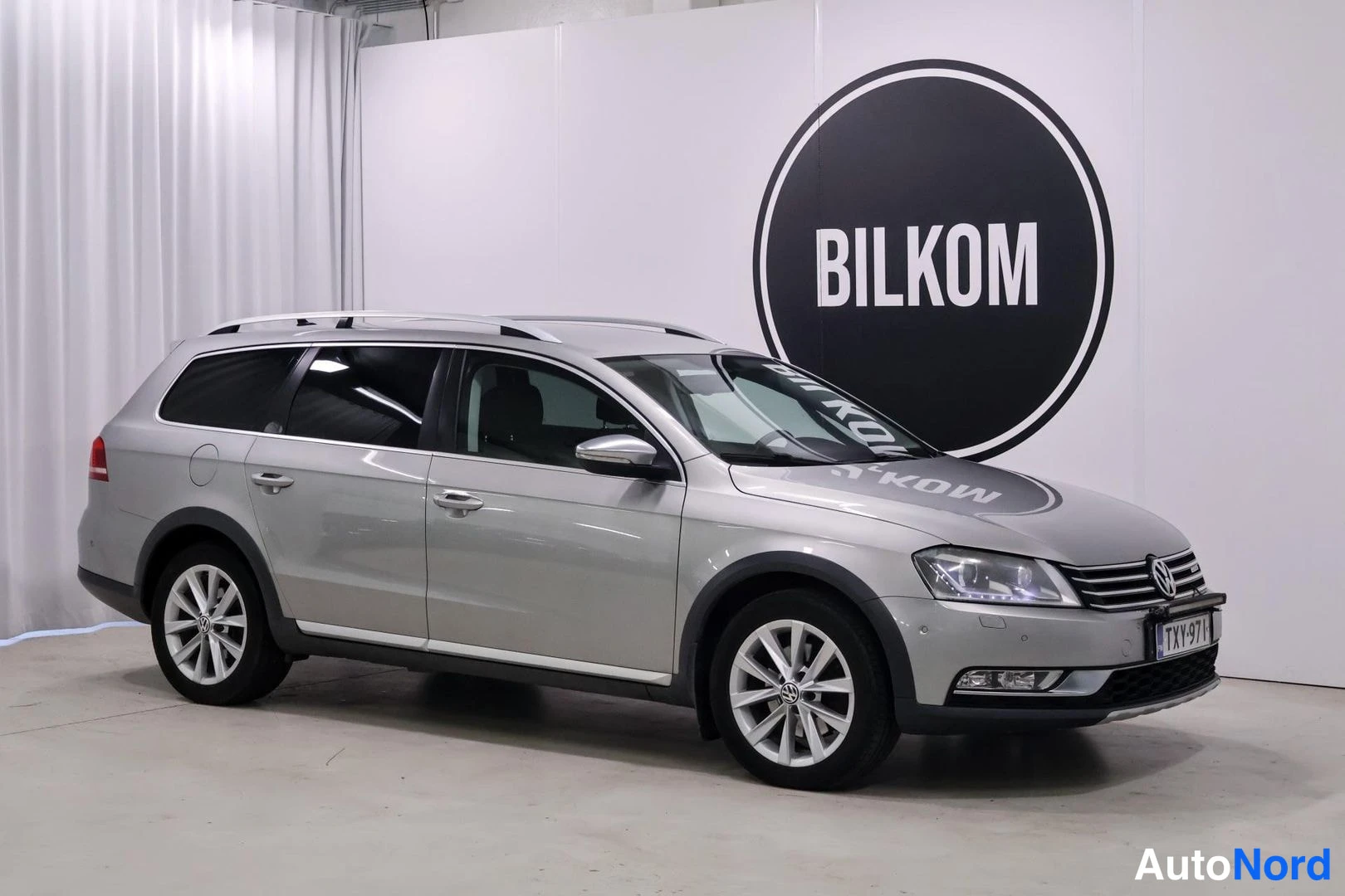 Etuviisto, nokka oikealle: Volkswagen Passat -farmari etuviistosta oikealta, hopeinen koriväri.