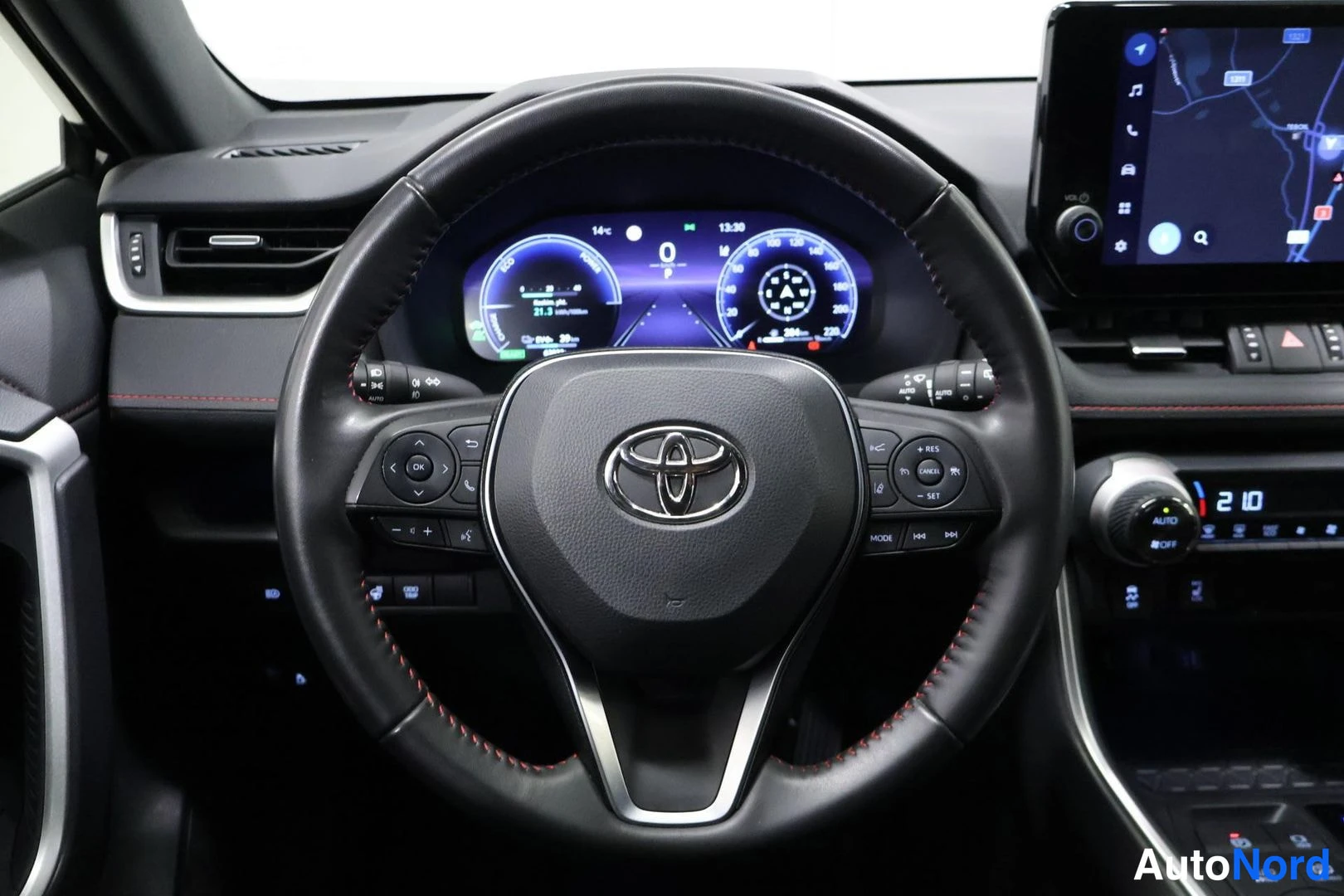 Muu: Toyota-ohjauspyörä, digitaalinen mittaristo ja kartalla oleva keskinäytön infotainment-näyttö.
