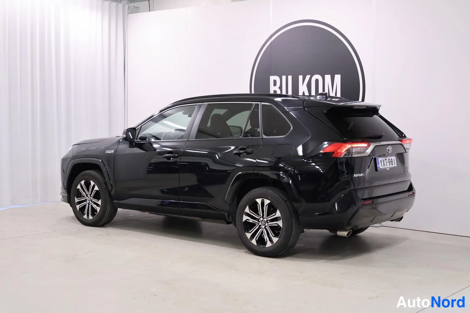 Takaviisto: Musta Toyota RAV4 kolmesta neljästä takaa oikealta; kylki ja takapuoli näkyvissä, rekisterikilpi.