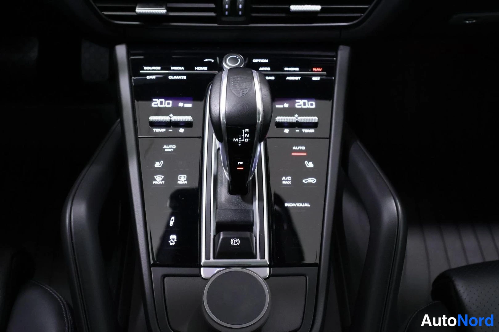 Ohjaamo: Center console with the automatic gear shifter, dual-zone climate controls showing a temperature of 20.0, and heated front seat switches.