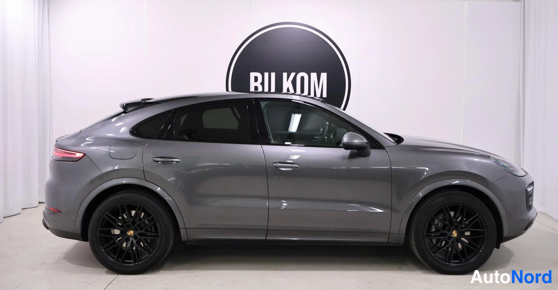 Etuviisto, nokka oikealle: Porsche Cayenne Coupé, sivukuva, harmaa metalliväri, mustat kevytmetallivanteet.