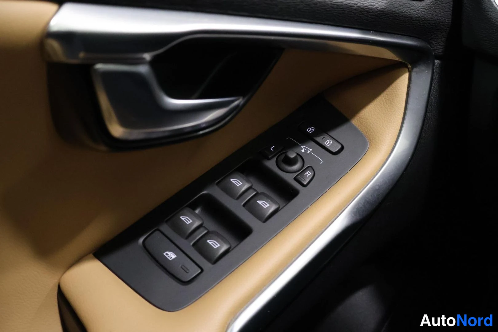Yksityiskohta: Close-up of the driver's side door panel showing a black control cluster with four electric window switches, two mirror adjustment buttons (L/R), and central lo