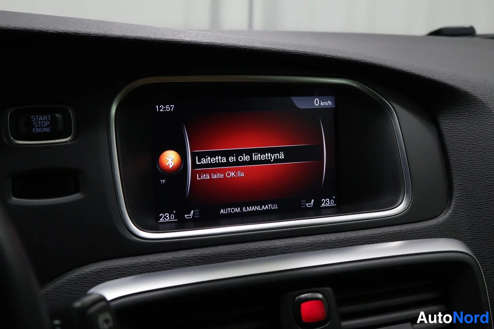 Ohjaamo: Dashboard infotainment screen displaying 'START STOP ENGINE' to the left. The screen shows 'Laitetta ei ole liitettynä' (Device not connected) and 'Liitä laite