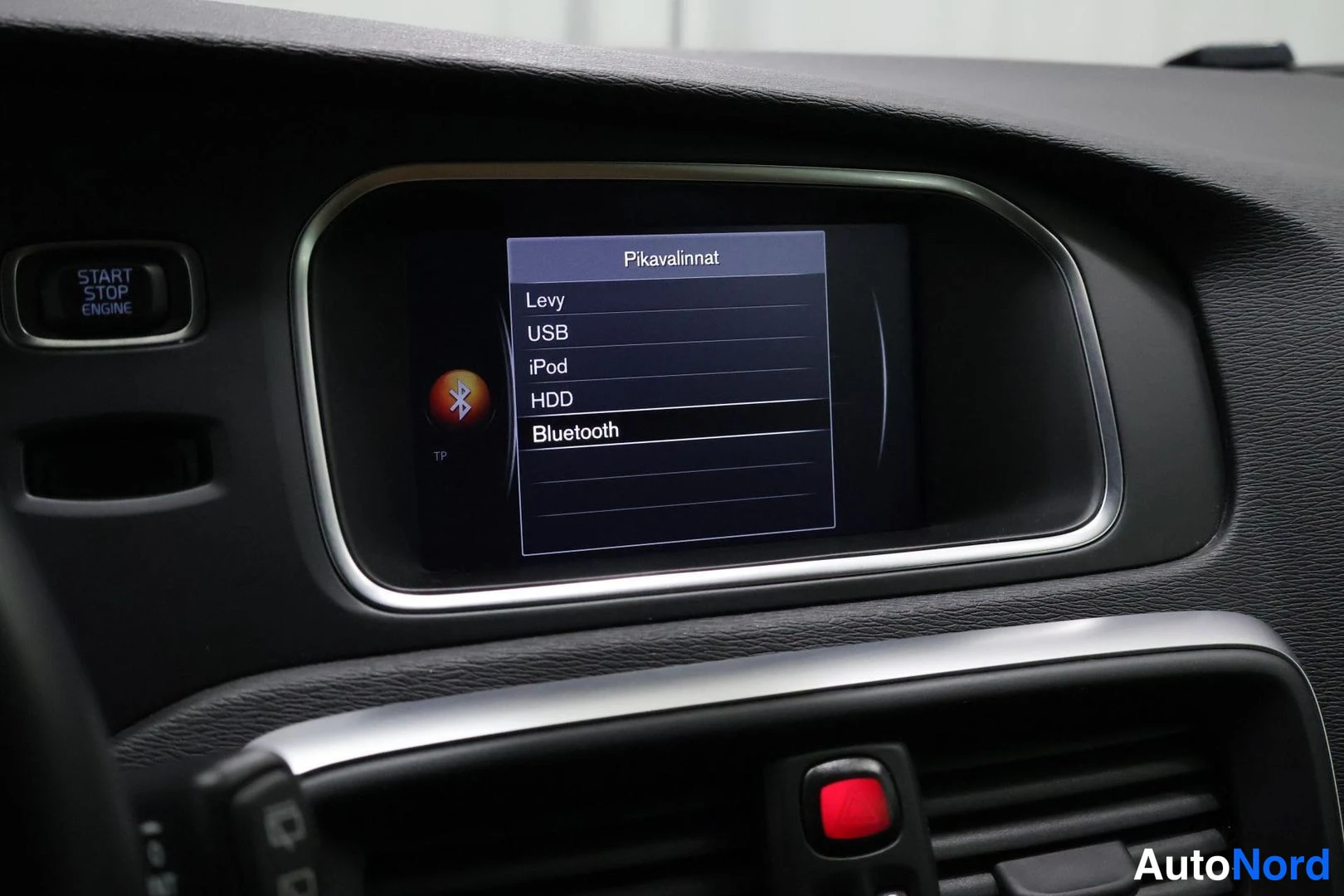 Ohjaamo: Infotainment screen showing media source menu titled 'Pikavalinnat' (Quick selections) with options: Levy, USB, iPod, HDD, Bluetooth.