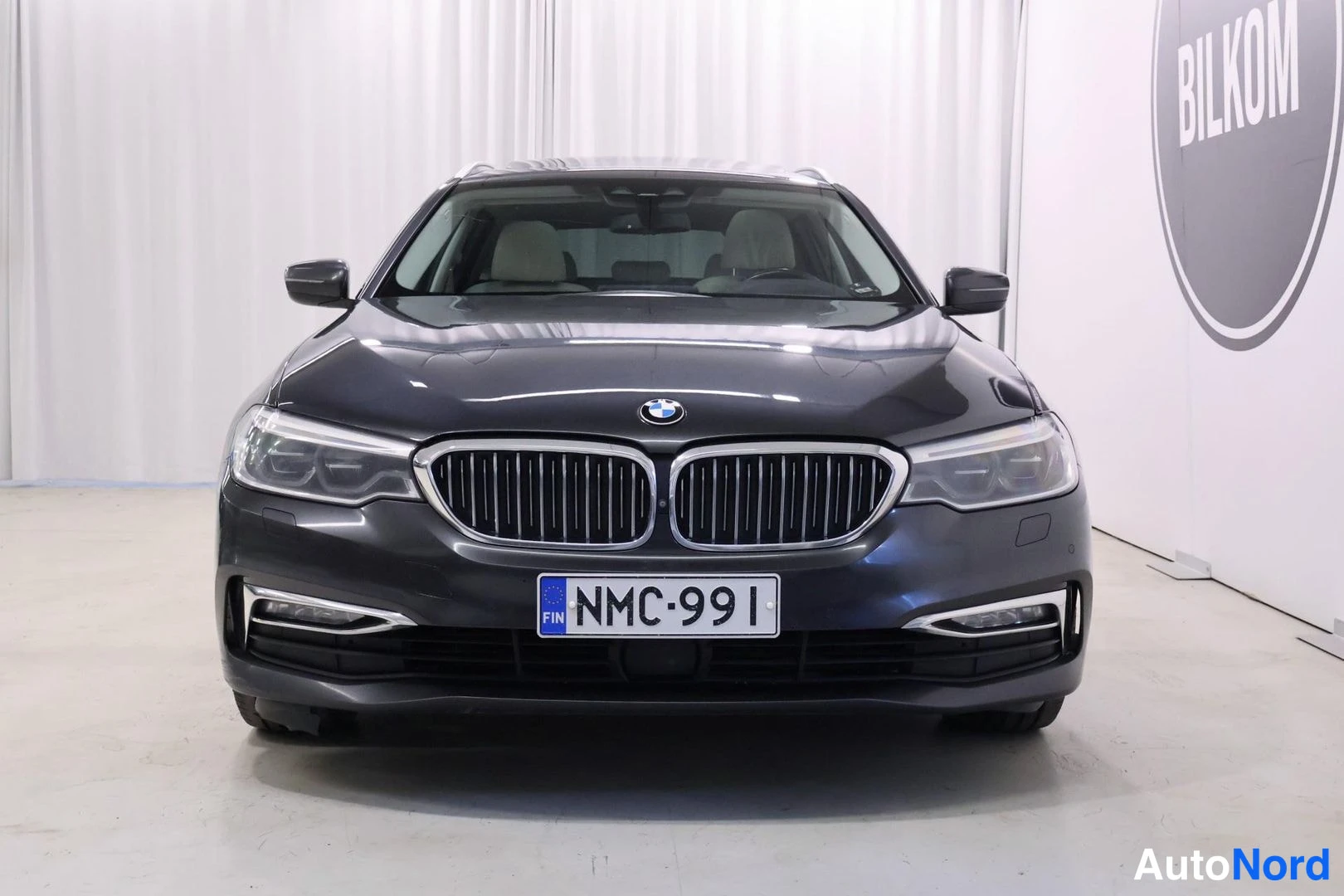 Edestä: BMW 5-sarjan farmarin keula suoraan edestä, rekisterikilpi.