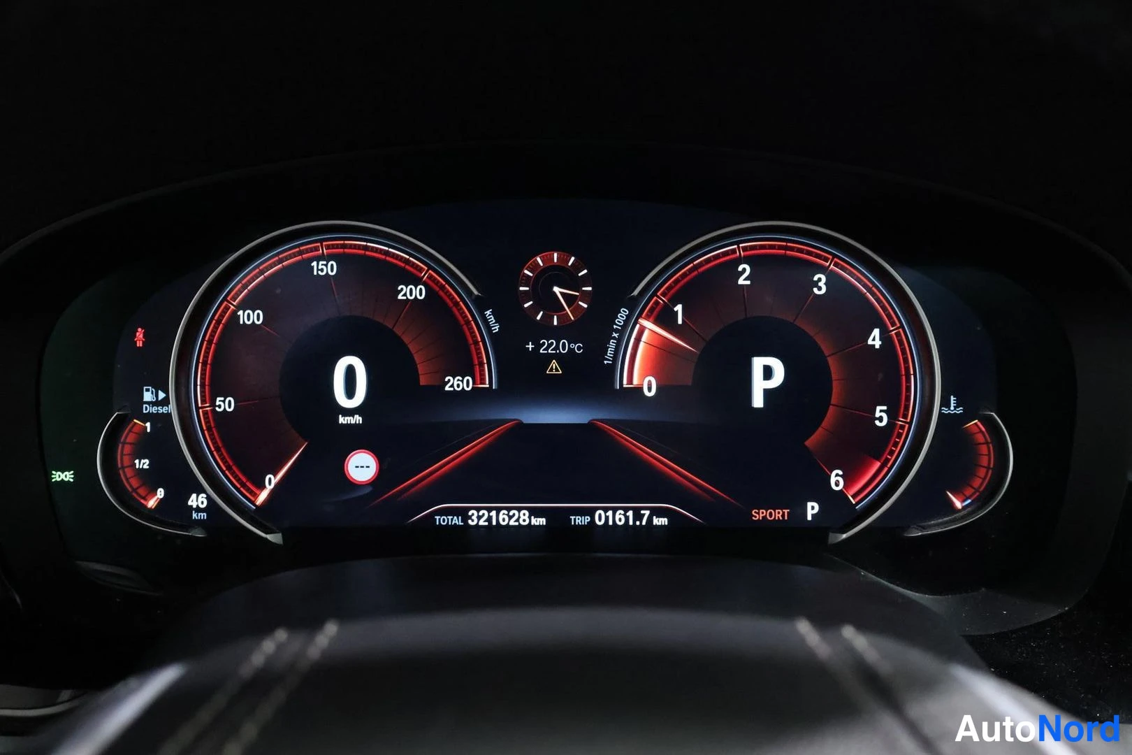 Etuviisto, nokka oikealle: Digitaalinen mittaristo, jossa kokonaisajolukema 321628 km, nollilla oleva nopeus ja vaihde P.