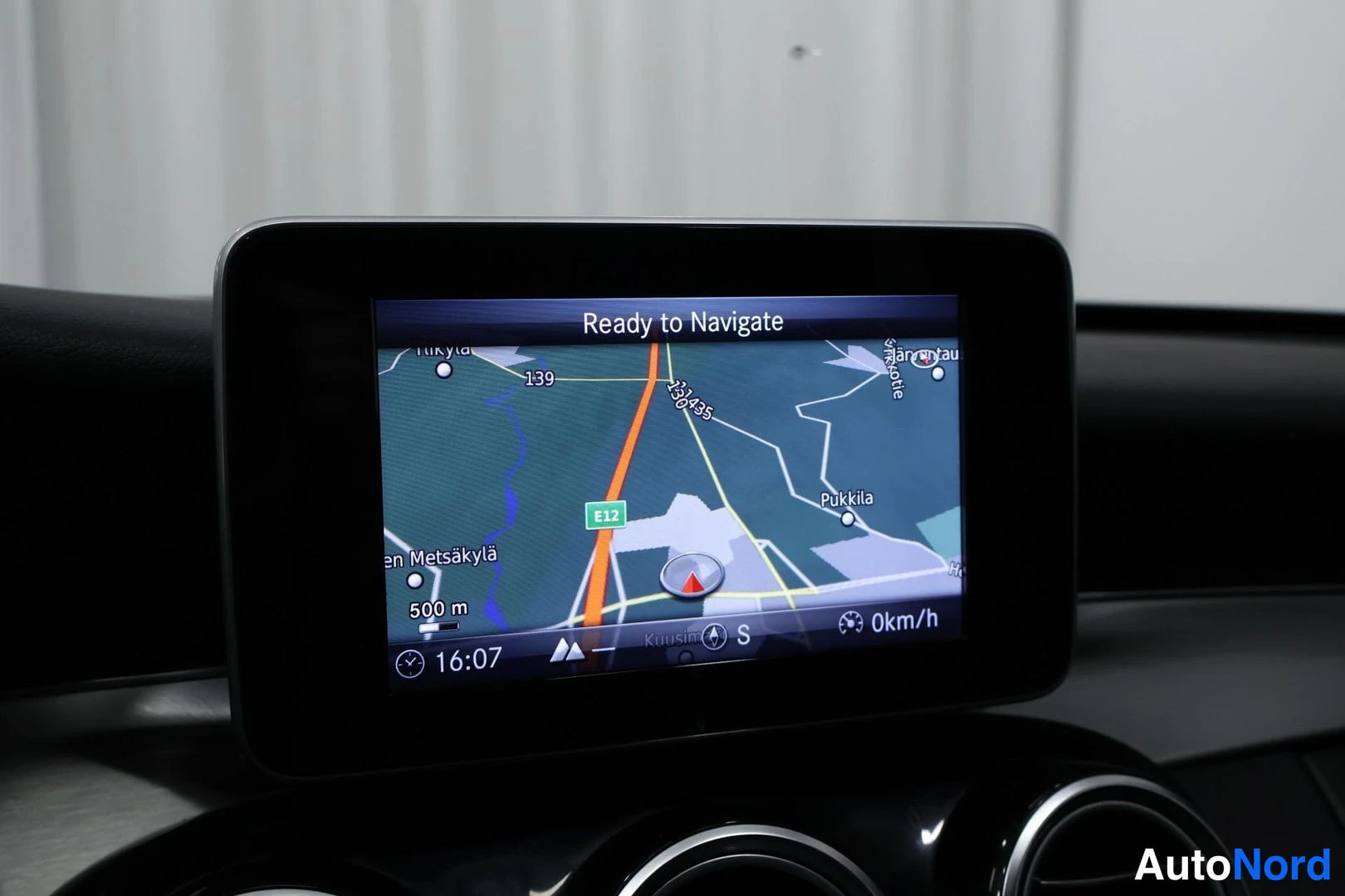 Muu: Keskikonsolin näyttö näyttää navigointijärjestelmän kartan tekstillä Ready to Navigate.