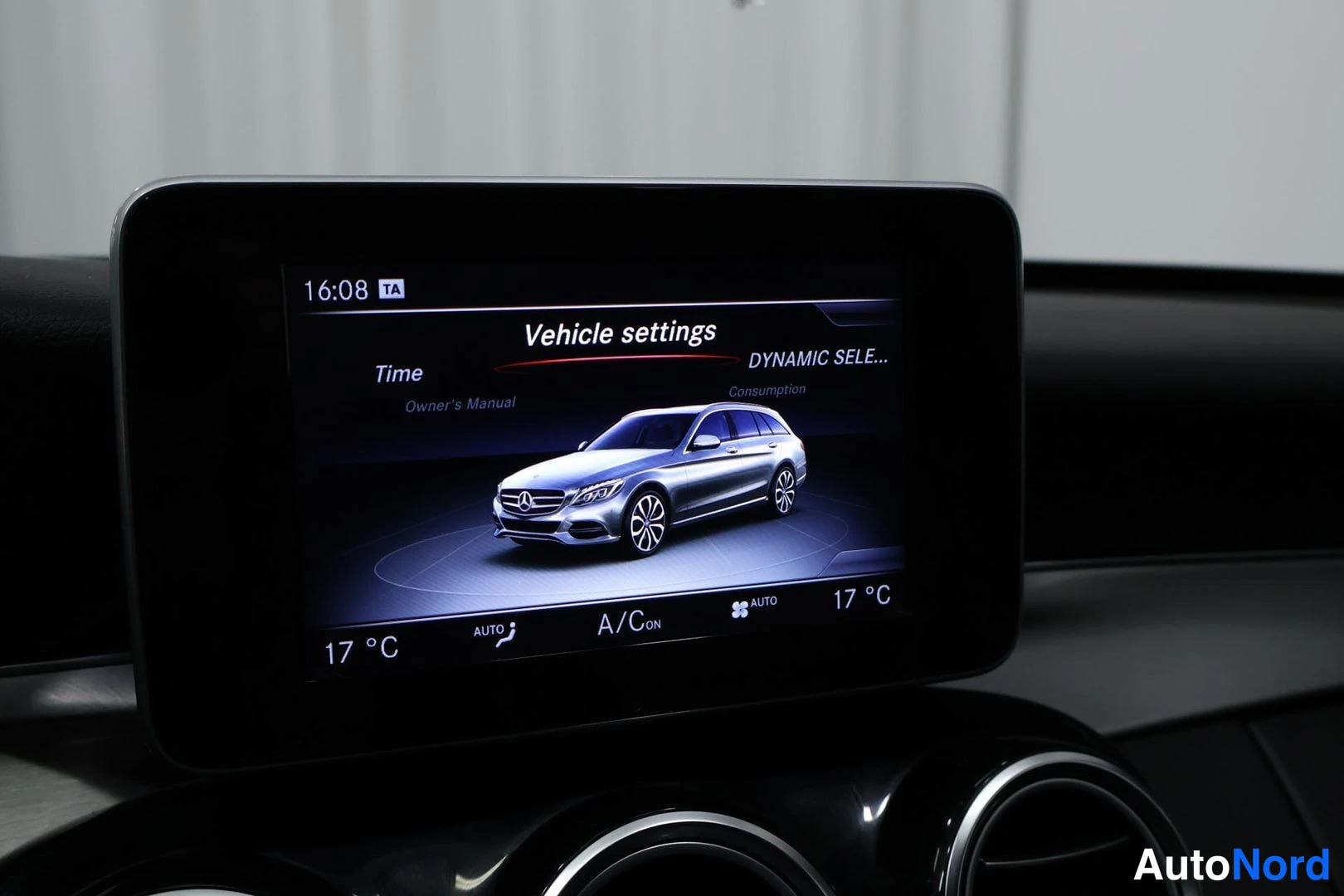 Muu: Kojelaudan infotainment-näytössä on Vehicle settings -valikko, jossa näkyy auton kuva, kello 16:08 ja lämpötilat 17 °C.
