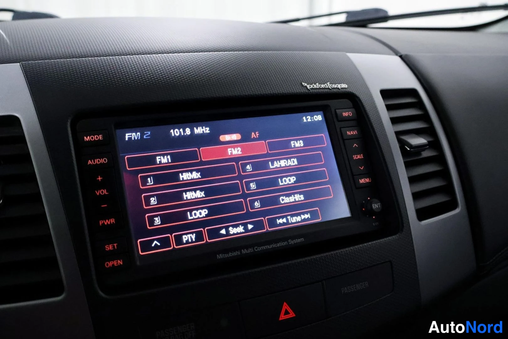 Yksityiskohta: Radio-tila kuvattu keskuspaneelin näytöllä: vastaanotetaan taajuutta 101.8 MHz. Listalla pysäköityjä asemaa kuten HitMix ja LAHRADI.